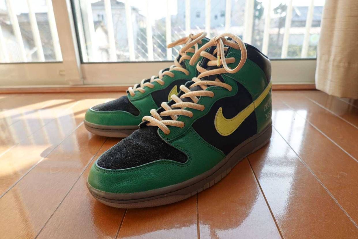 SNKRS Kaleidoscope
スニーカーは靴紐を換えただけで
印象が