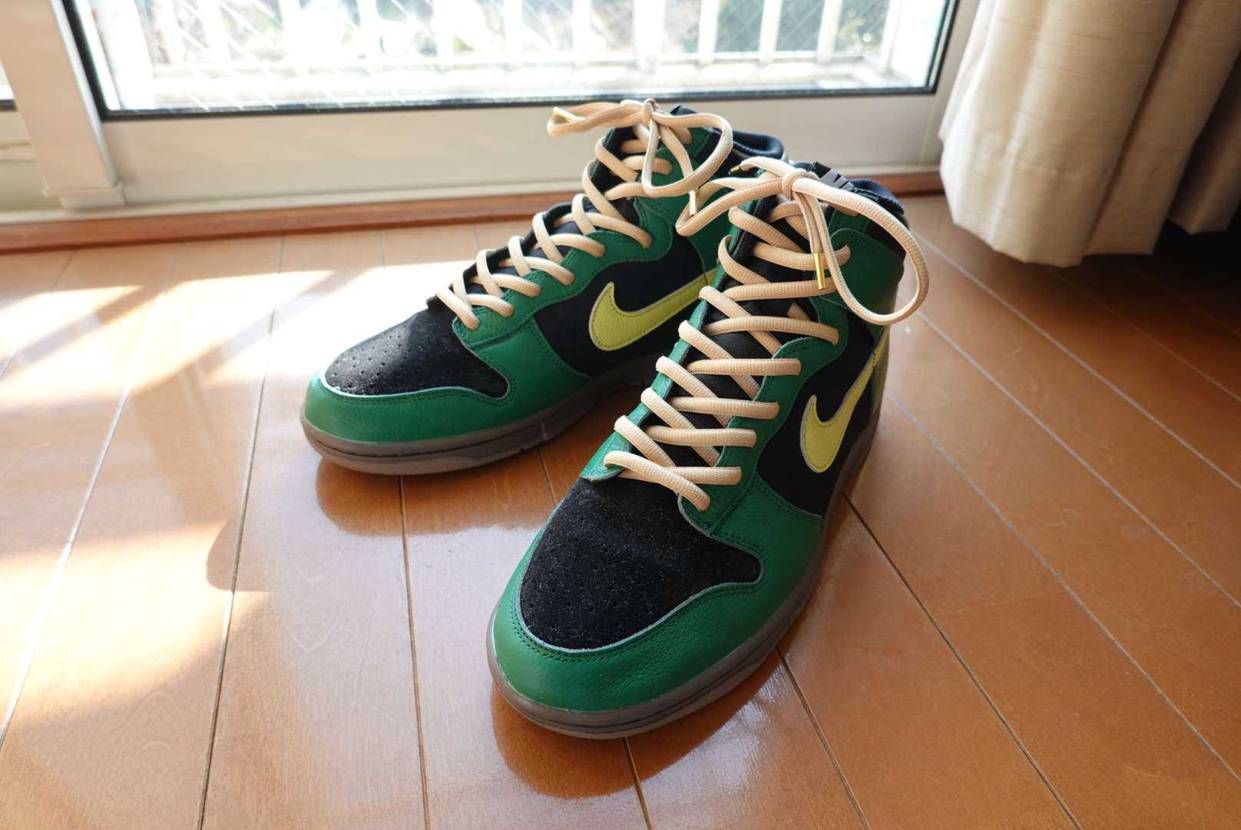 SNKRS Kaleidoscope
スニーカーは靴紐を換