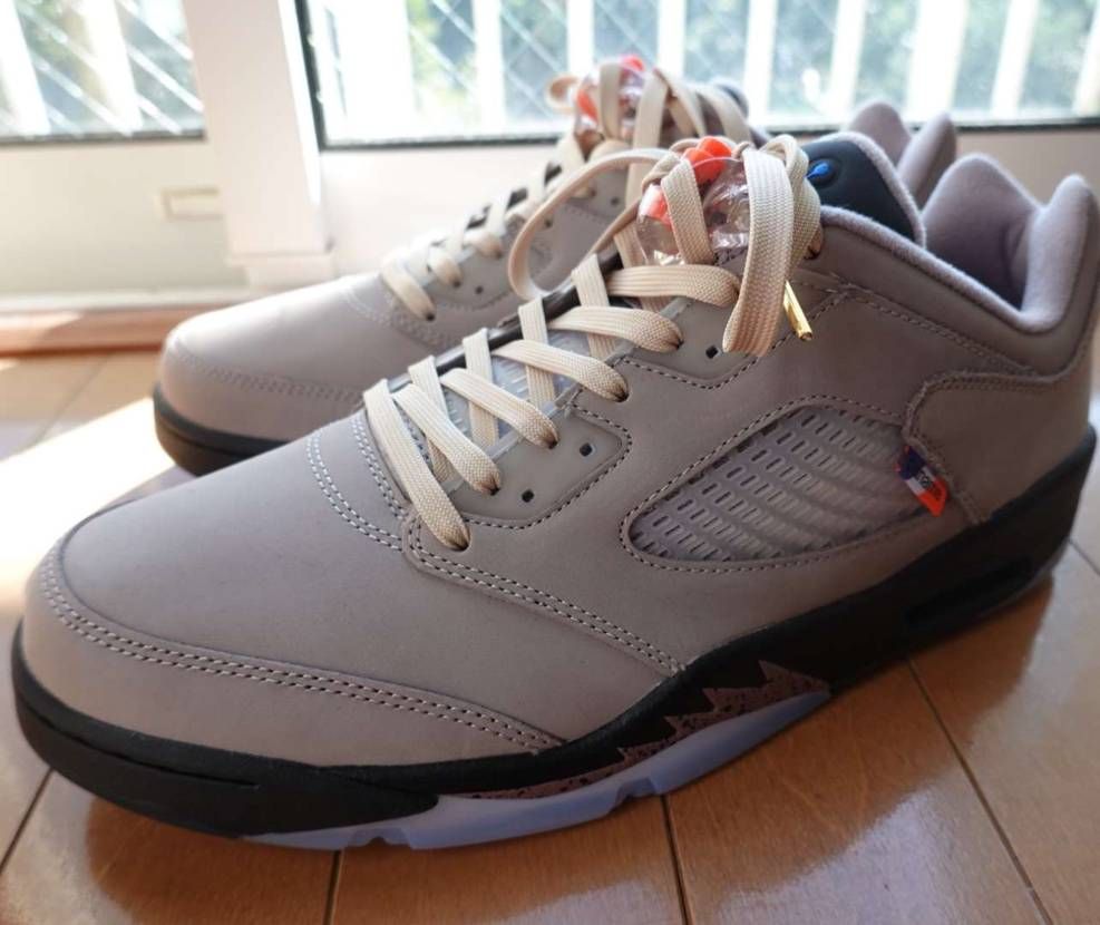 SNKRS Kaleidoscope
スニーカーは靴紐を換えただけで
印象が