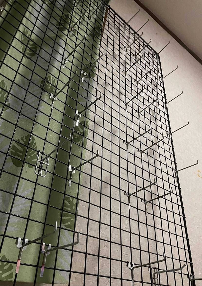 スニーカーの自作ラックが重さに耐えられず自分の方にぶっ倒れて