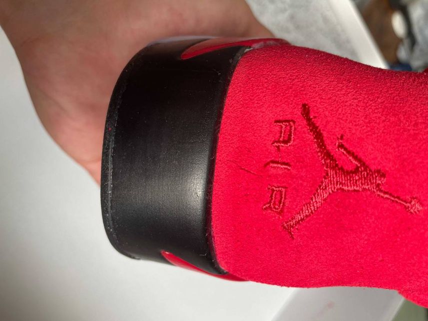 先程到着して確認したところ、ヒール部分に切ったような傷が入ってて、これは初期不良
