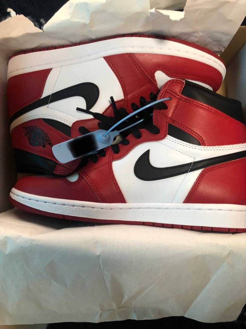 結構前にフリマアプリで購入したエアジョーダン1 シカゴ (2015)です。
写