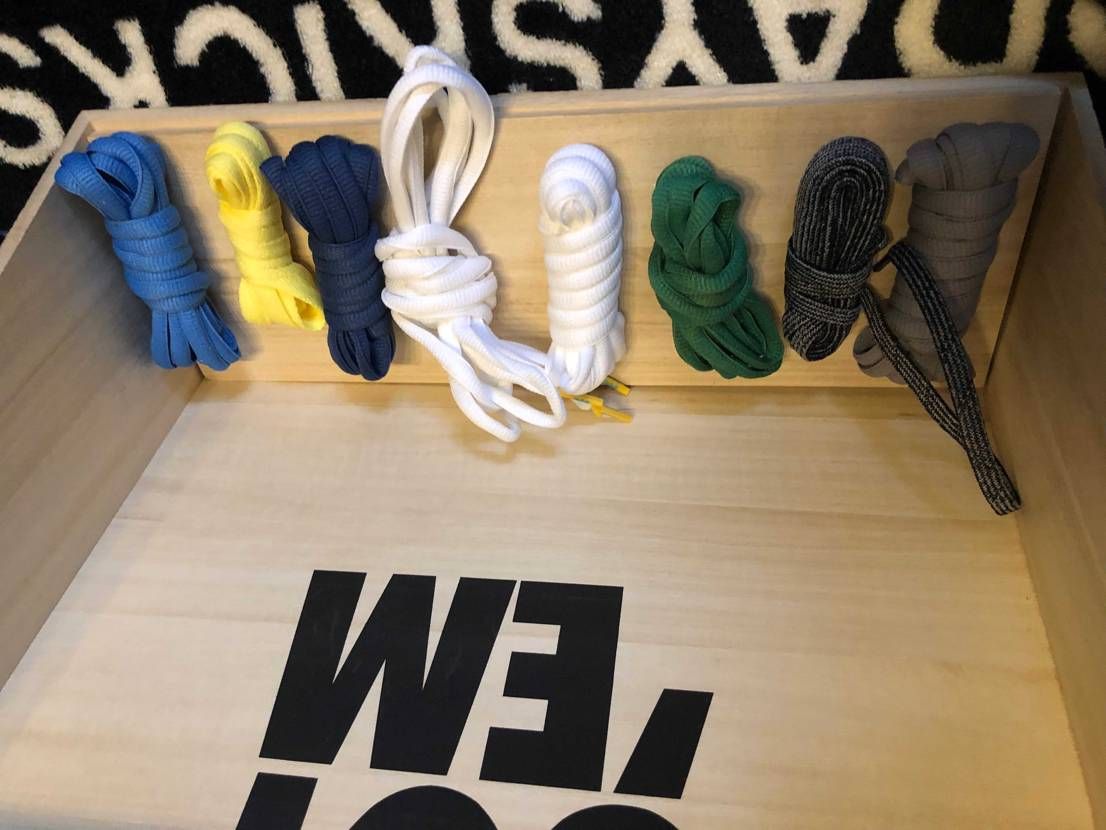 この付属品の靴紐たち見ただけでスニーカー当てられる人いる？