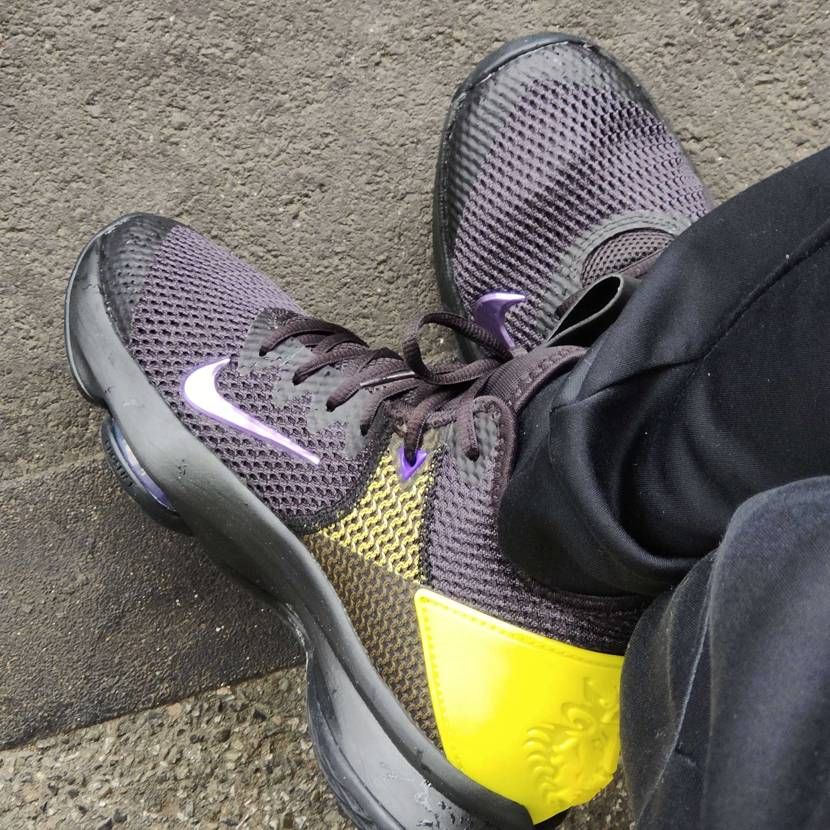 黄色いライオンの散歩に来ました