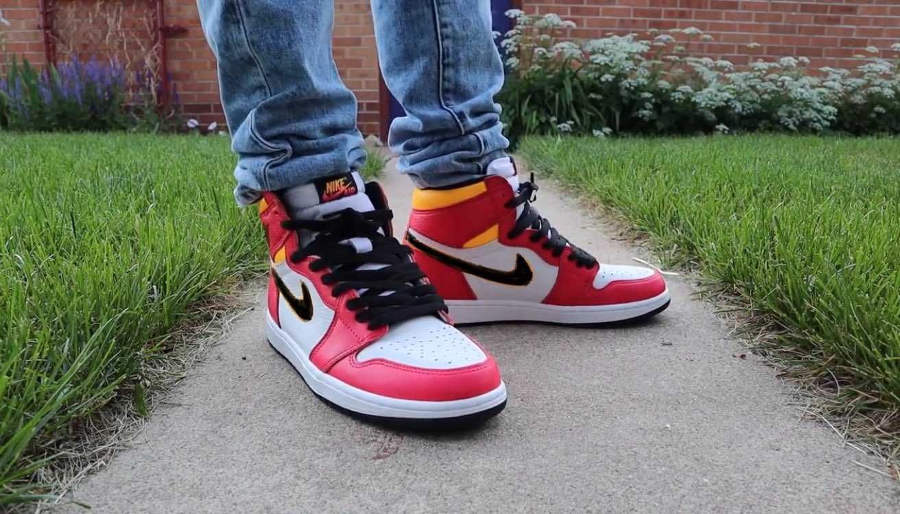 スウッシュとシューレース黒にするだけで、かなり合わせやすくなると思う。