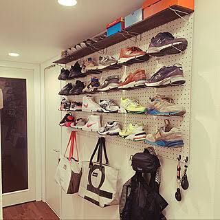 写真のようにスニーカーを剥き出しで保管している方にお聞きしたいです。このような保