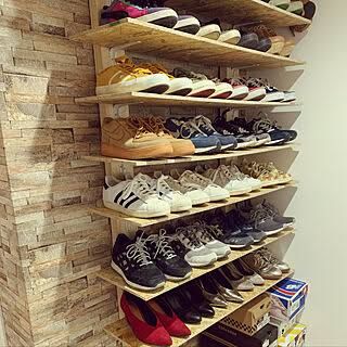 写真のようにスニーカーを剥き出しで保管している方にお聞きした