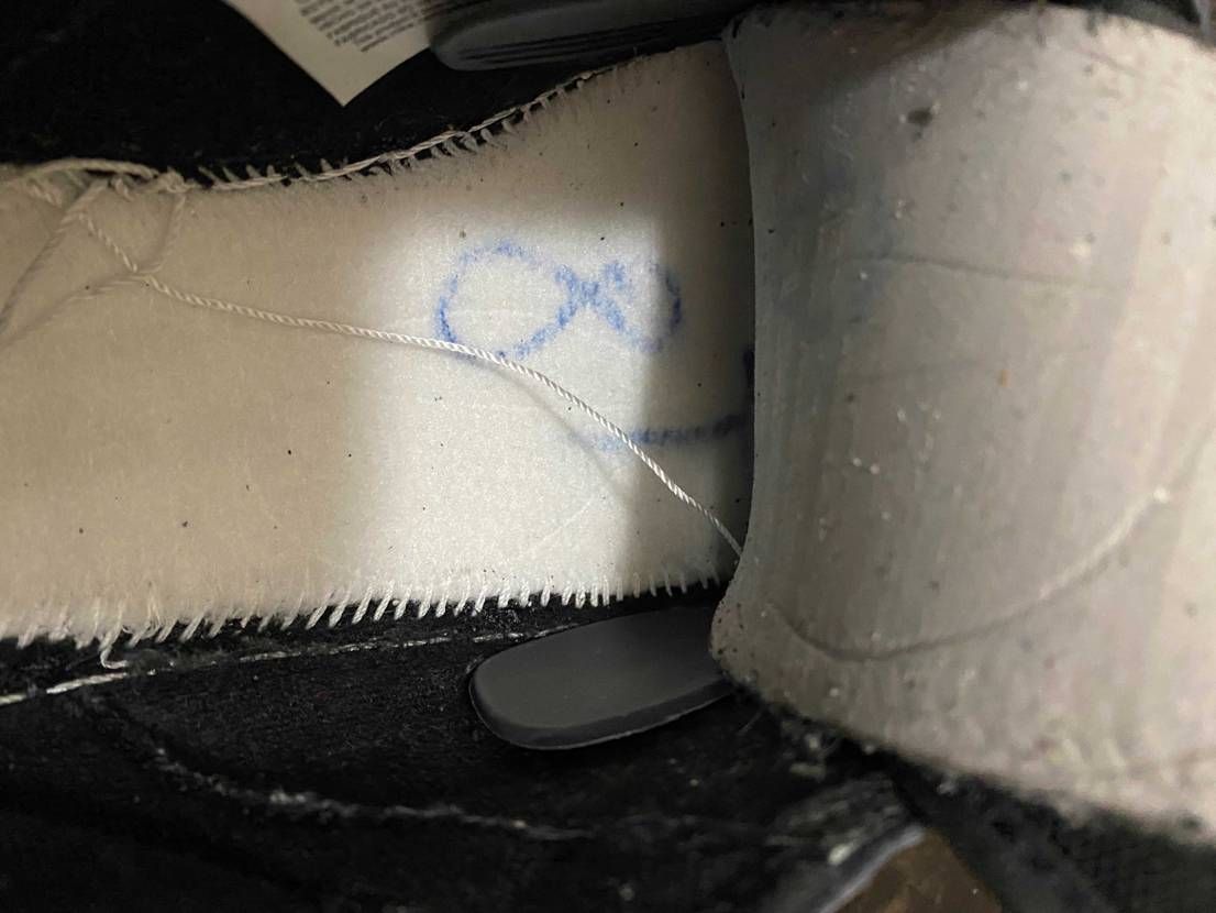 貰い物を綺麗にしてる途中でインソールの下にこんなものが
これはなんでしょう？