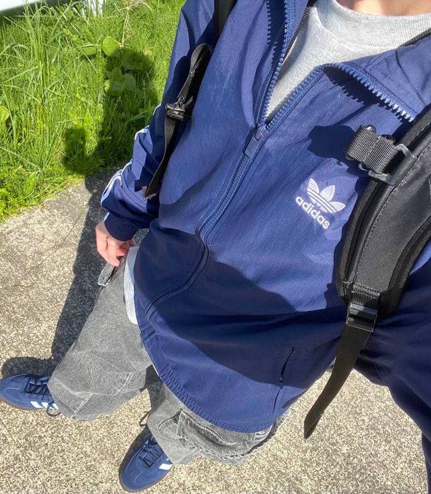 お仕事用adidasコーデ
ネイビー大好きです!
足元はスペツィアル