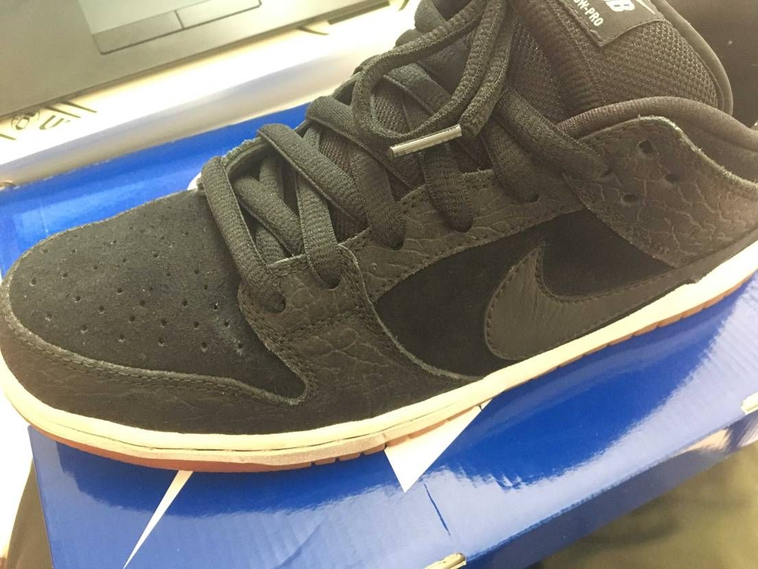 スニーカー見ながら仕事する。幸せ…