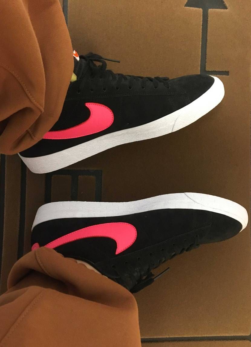 フロアマットで着画撮ったら不思議な感じ😅SWOOSH極太だからピンク映えるなぁ❗