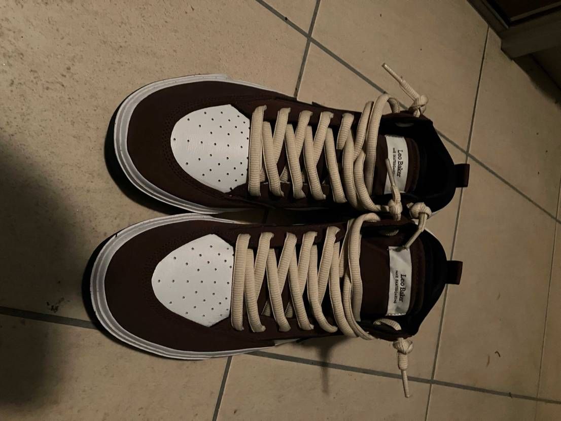 NIKE SB LEO BAKER
LIGHT CHOCOLATE/WHIT