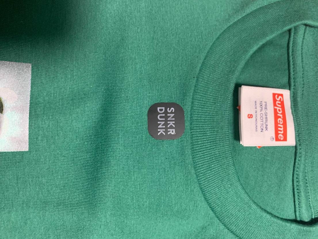 スニダンで買うとスニダンのステッカーtシャツにちょくて貼るじゃないですか　で後が