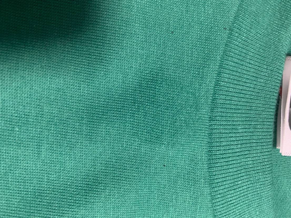 スニダンで買うとスニダンのステッカーtシャツにちょくて貼るじ