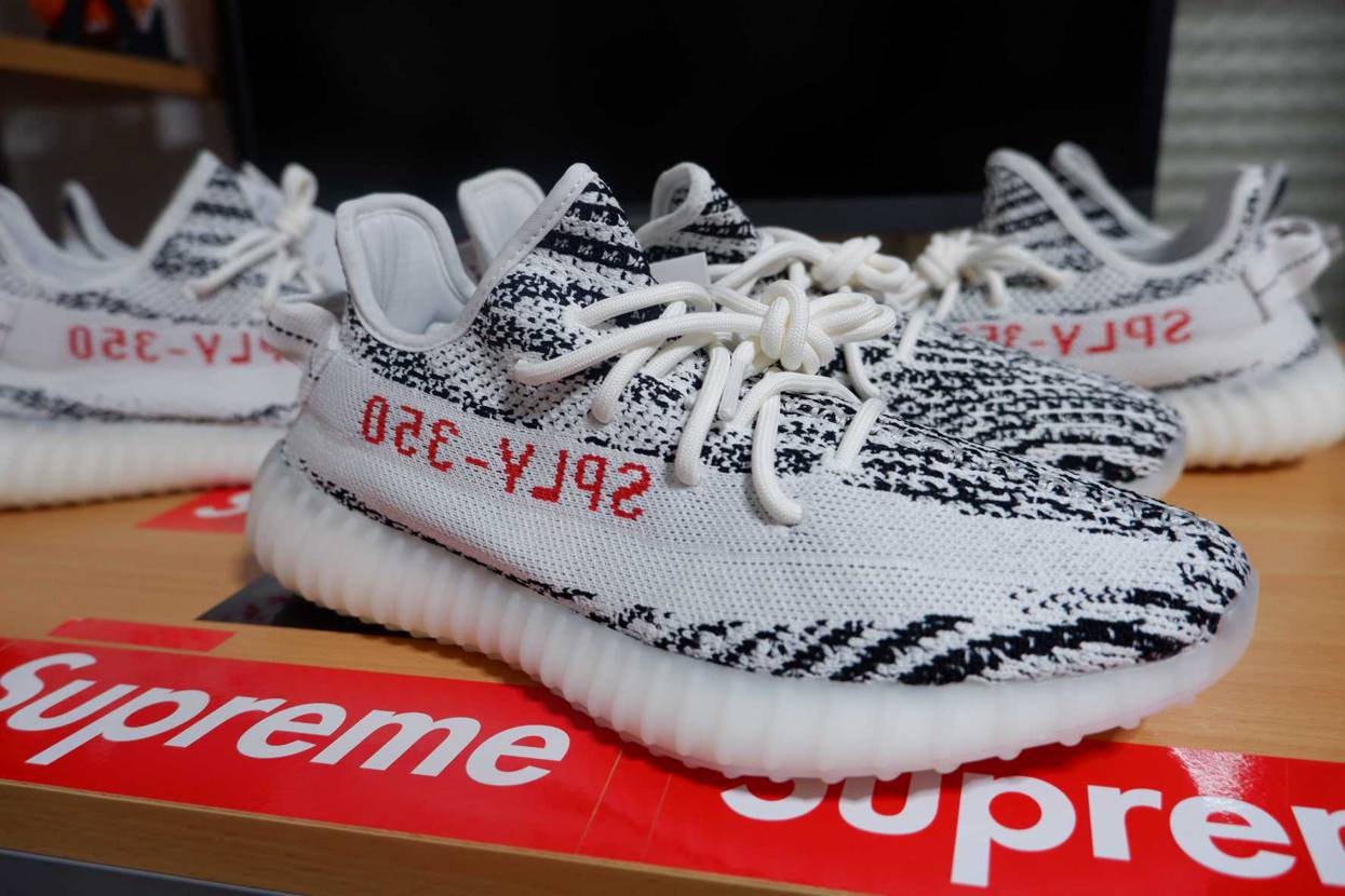 Yeezy 350 V2
Zebra 
😇