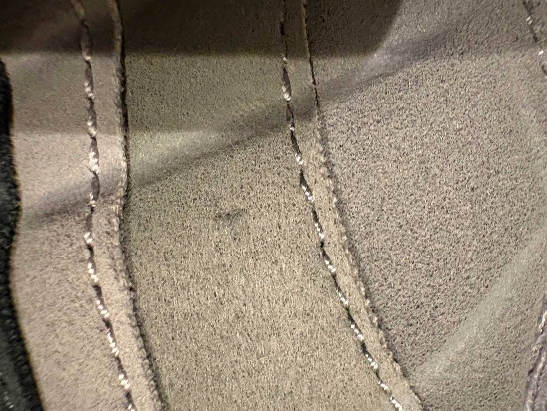 今届いて、開けた瞬間に傷が目に入りました。
非常に残念で、