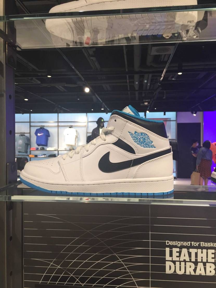 日本に販売されてない色が出てる