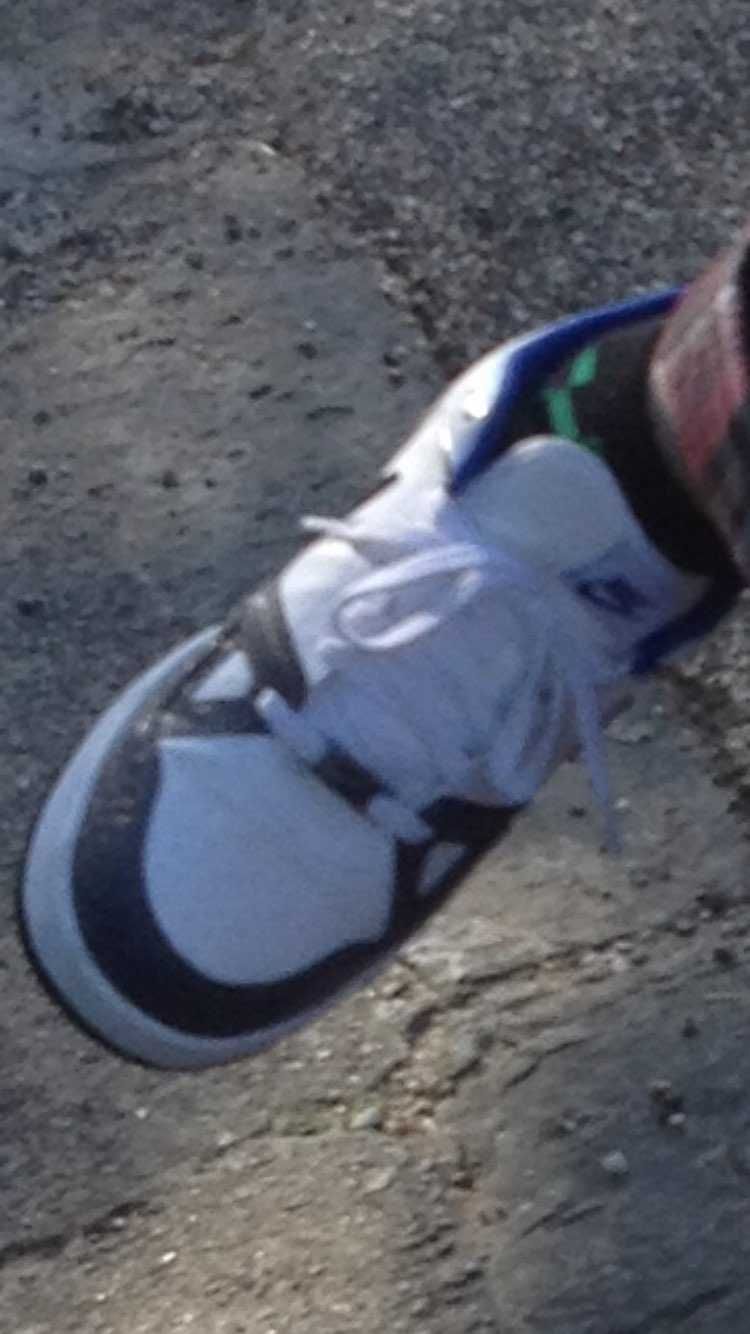 この2枚の写真の靴が分かる方おられませんか？