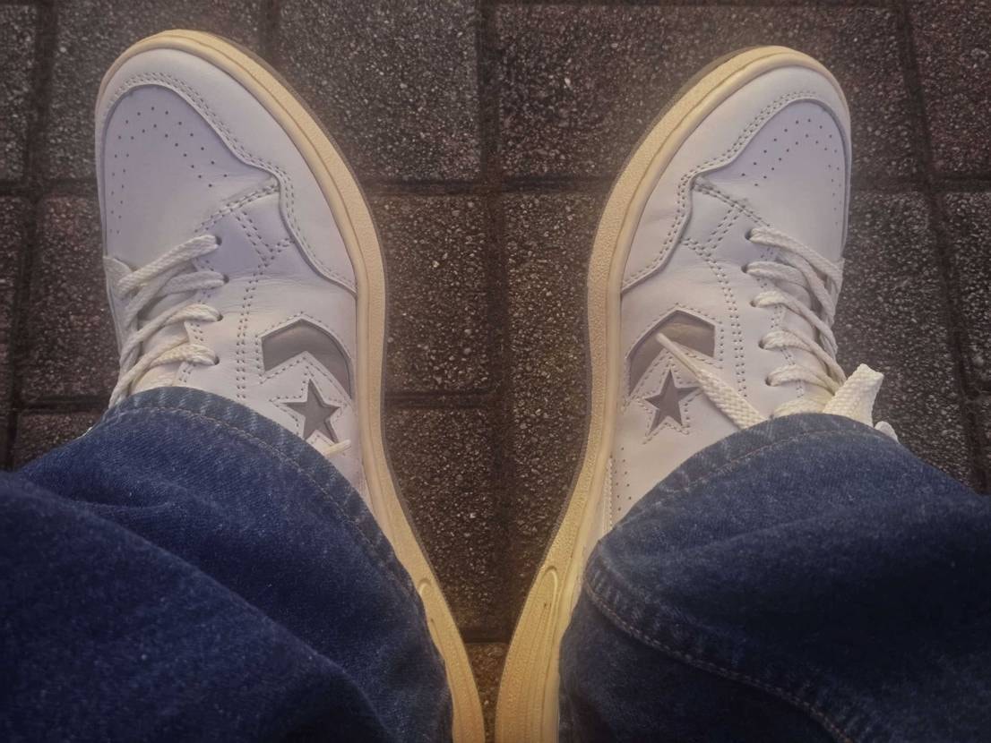 夕方のショッピングモールにて。色暗いですが初下ろし、紐ギュン締めで履きました👍️