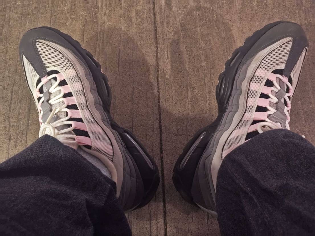 夜のアウトレットにて。3月といえばAIR MAX DAYということで春らしいカラ