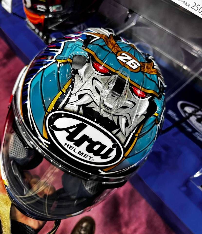 ペドロサヘルメットの新しいデザインがアライのブースで展示されてました⚔️🏍️
