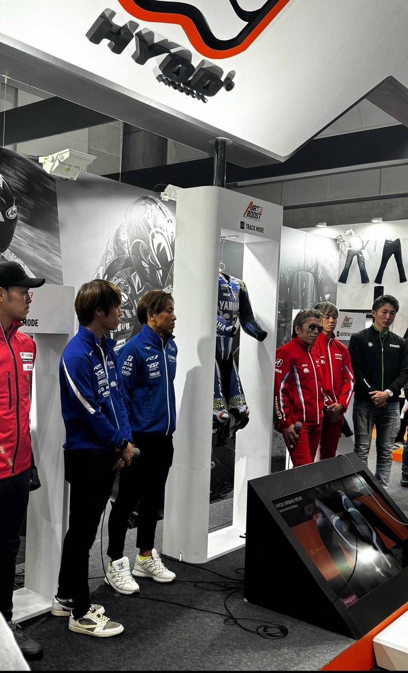 ペドロサヘルメットの新しいデザインがアライのブースで展示され