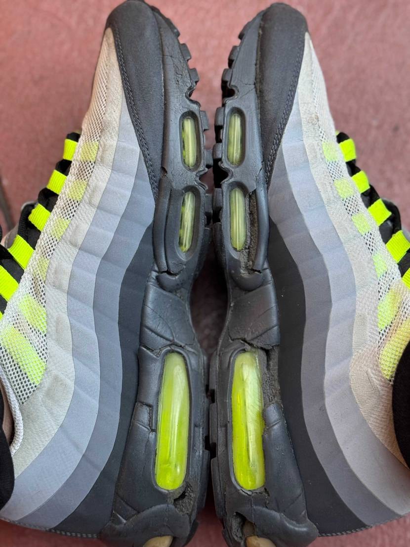 ドレコで久々に履いたら、バキバキだった…
アトモス店舗も外れたし
色んな意味