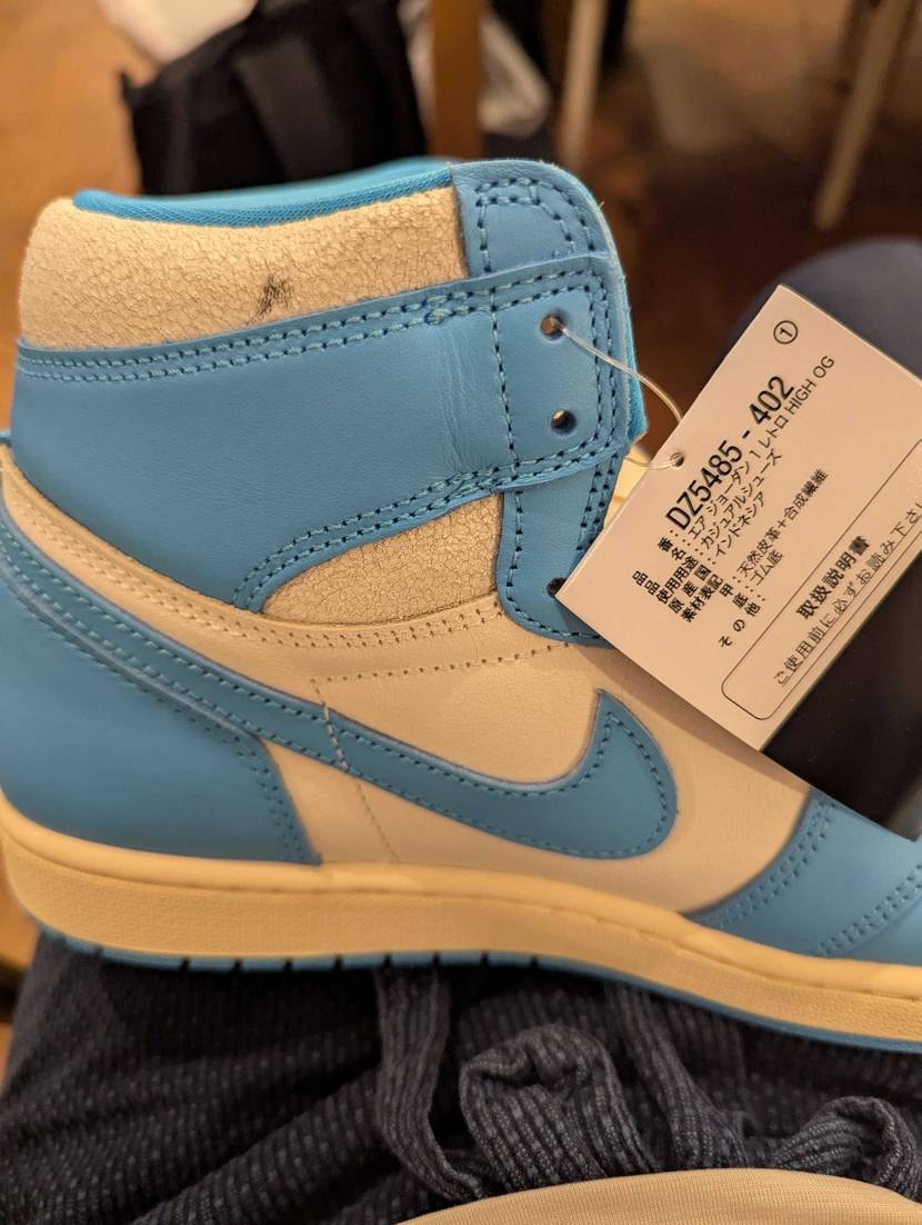 久しぶりにスニダンで購入しました。新品です。
くるぶしの内側に黒色の塗料が付着