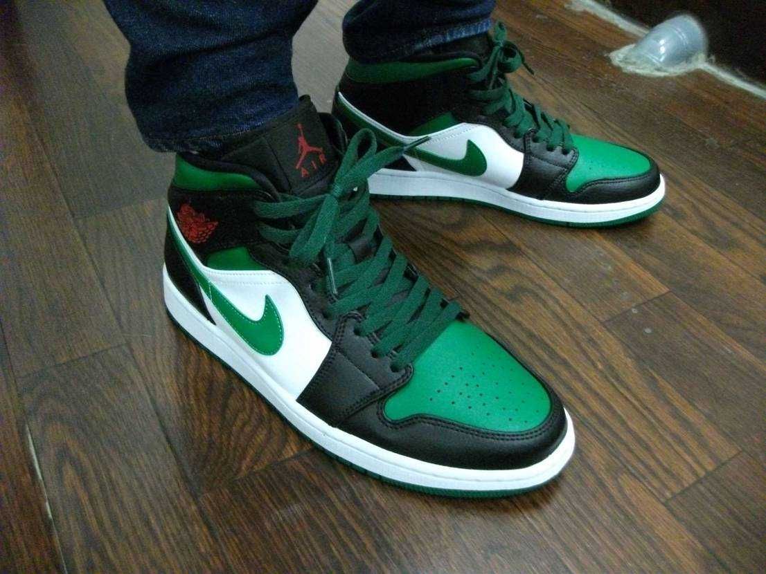 全く人気の無いAJ1ミッドの黒×緑。
自分的にはなかなかの好配色なんですけどね