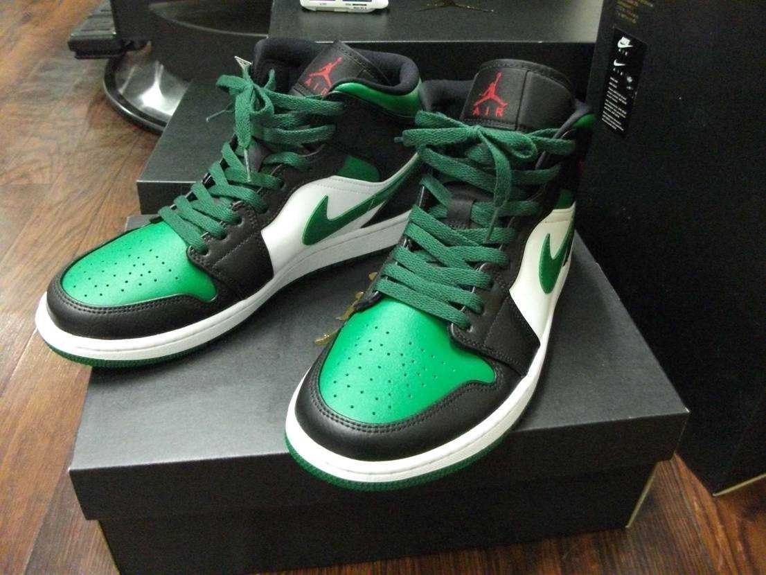 全く人気の無いAJ1ミッドの黒×緑。
自分的にはなかなかの