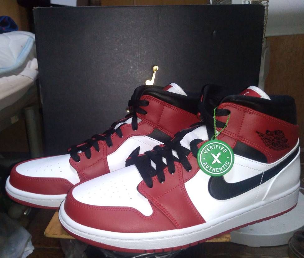 スットコより本日到着。
日本未発売 Jordan 1 Mid Chicago 