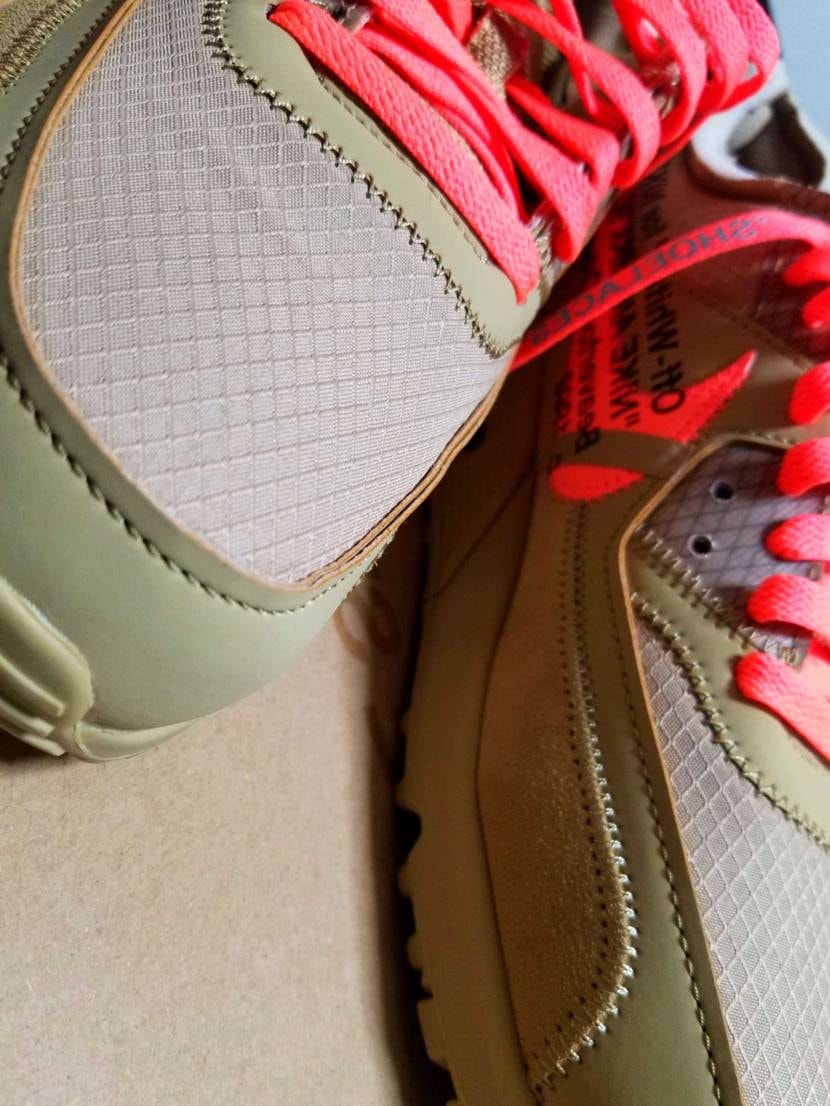 このカラーはたまらない。他のスニーカーではなかなか見られない