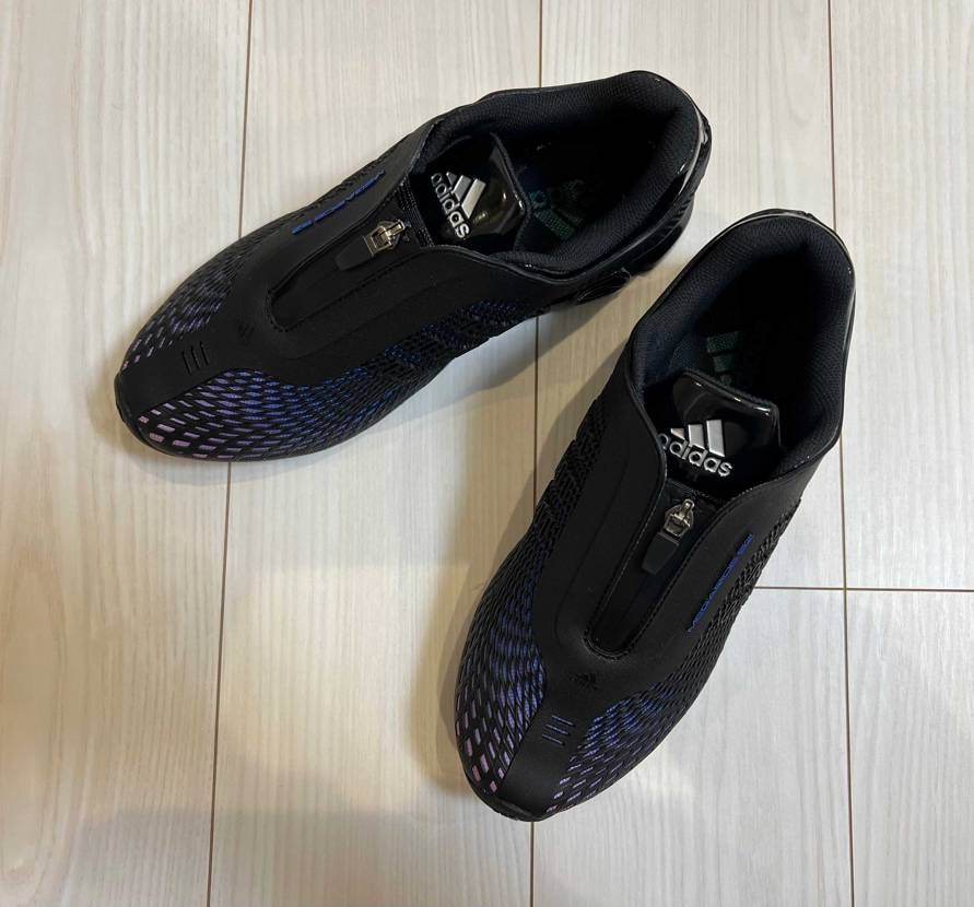 今年一足目は海外サイトで見つけたadidas
おそらく日本未発売モデルです。