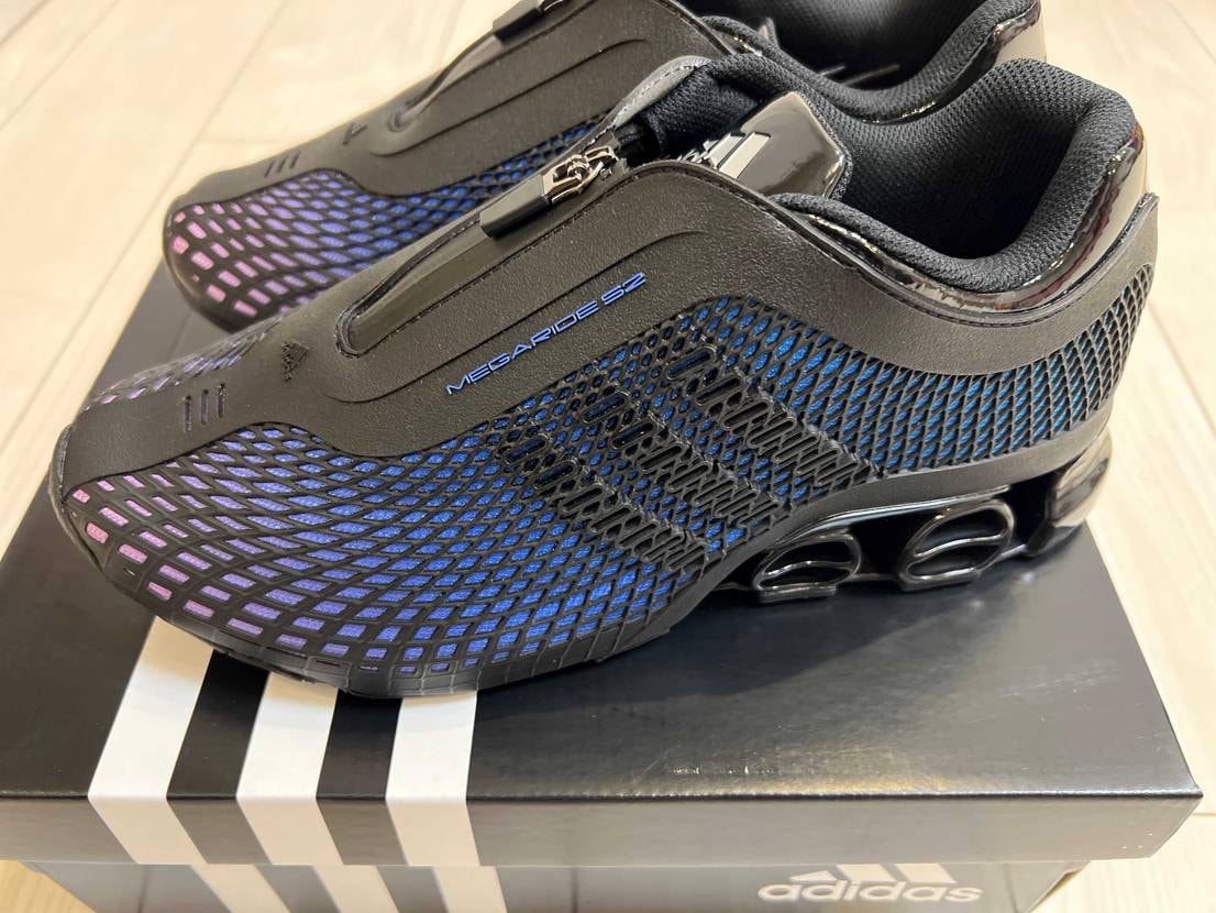 今年一足目は海外サイトで見つけたadidas
おそらく日本