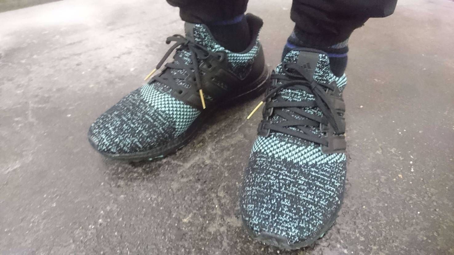昨日のスニーカーはADIDAS ULTRA BOOST CHRISTMASでした