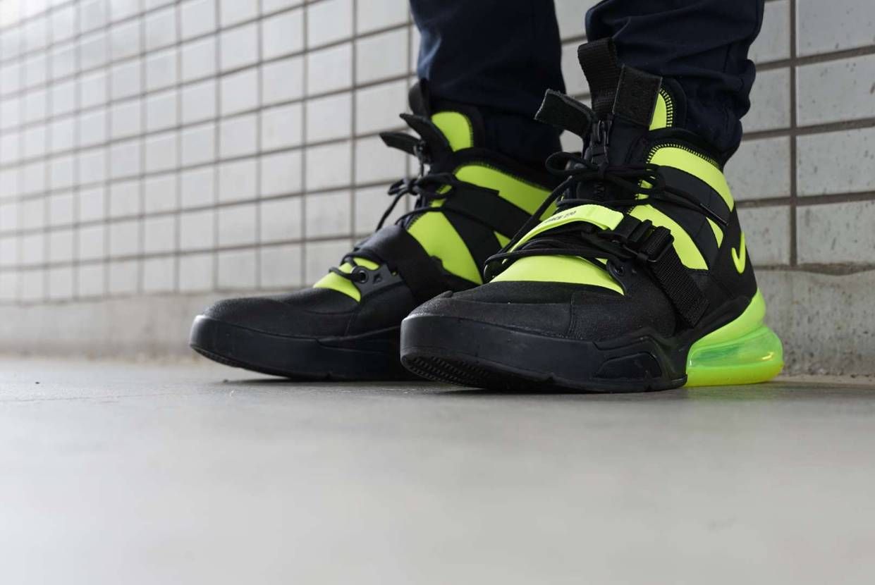 今日のスニーカー
NIKE AIR FORCE 270 UTILITY