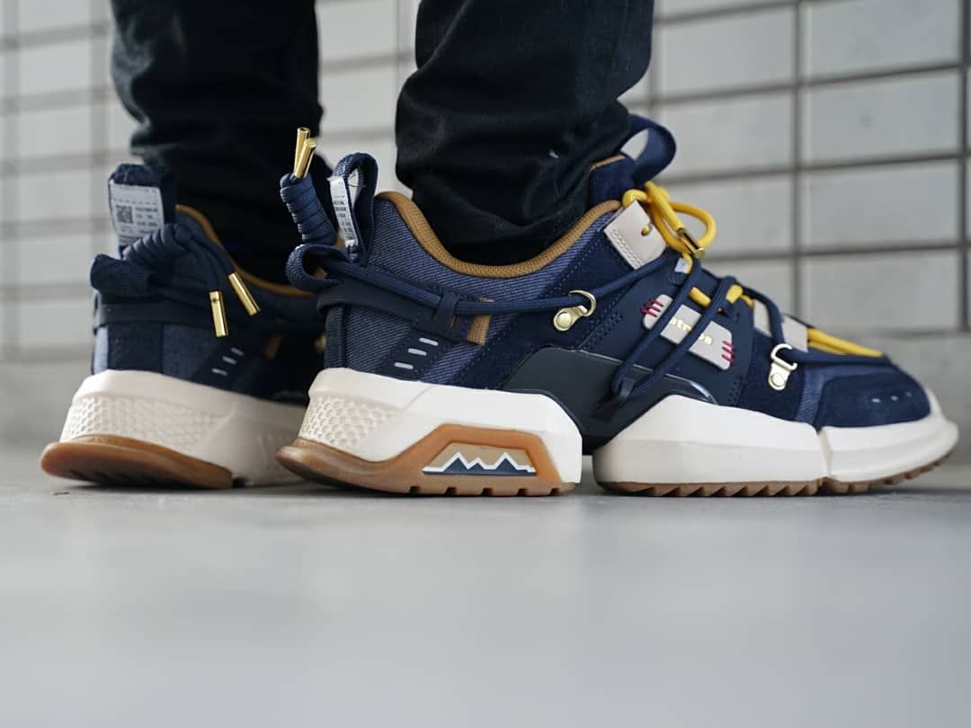 昨日の今日のスニーカー
2021年1月4日
LI-NING 
