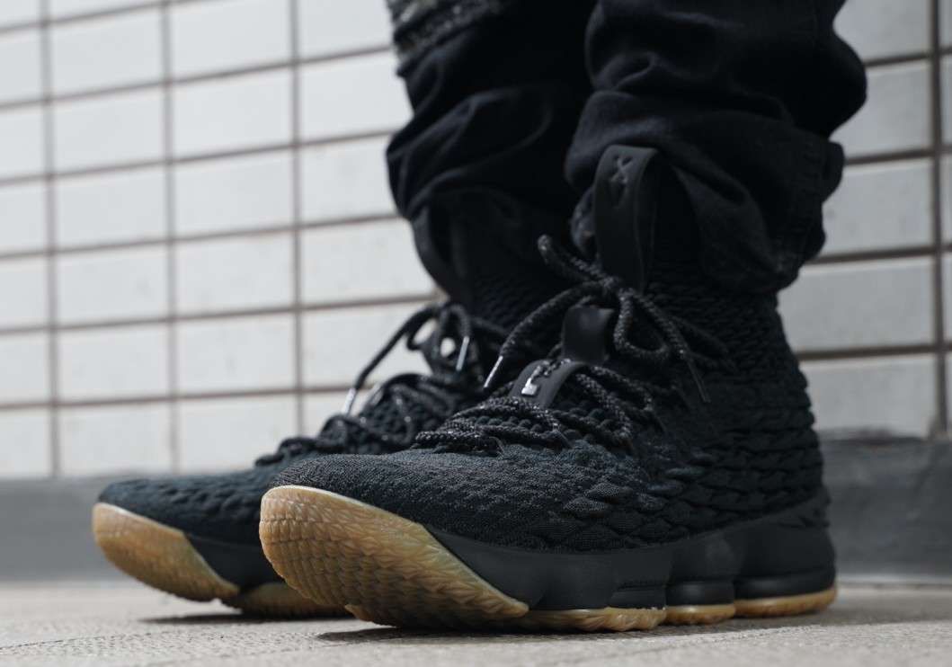 昨日の今日のスニーカー
2025/01/21
NIKE LEBRON 15 