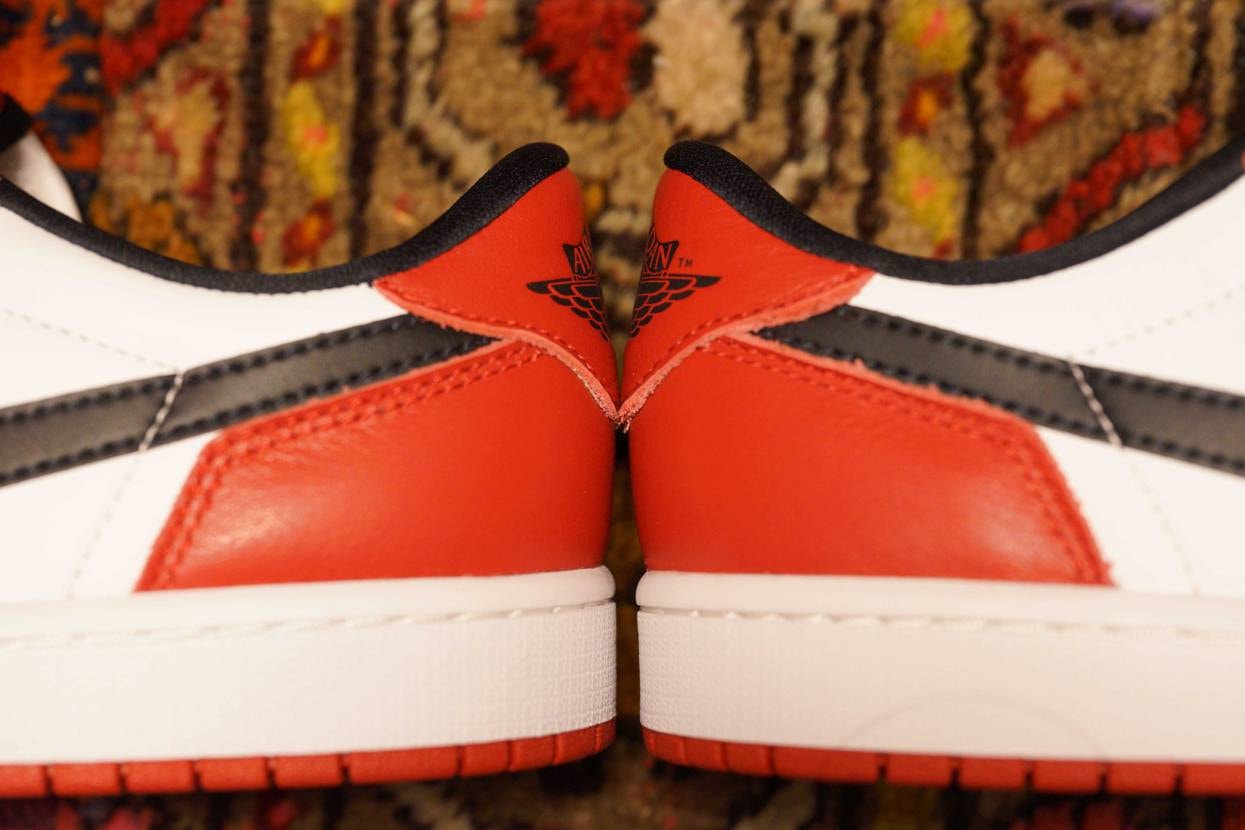 AJ1のローはウイングロゴが型押しされているパーツの大きさが