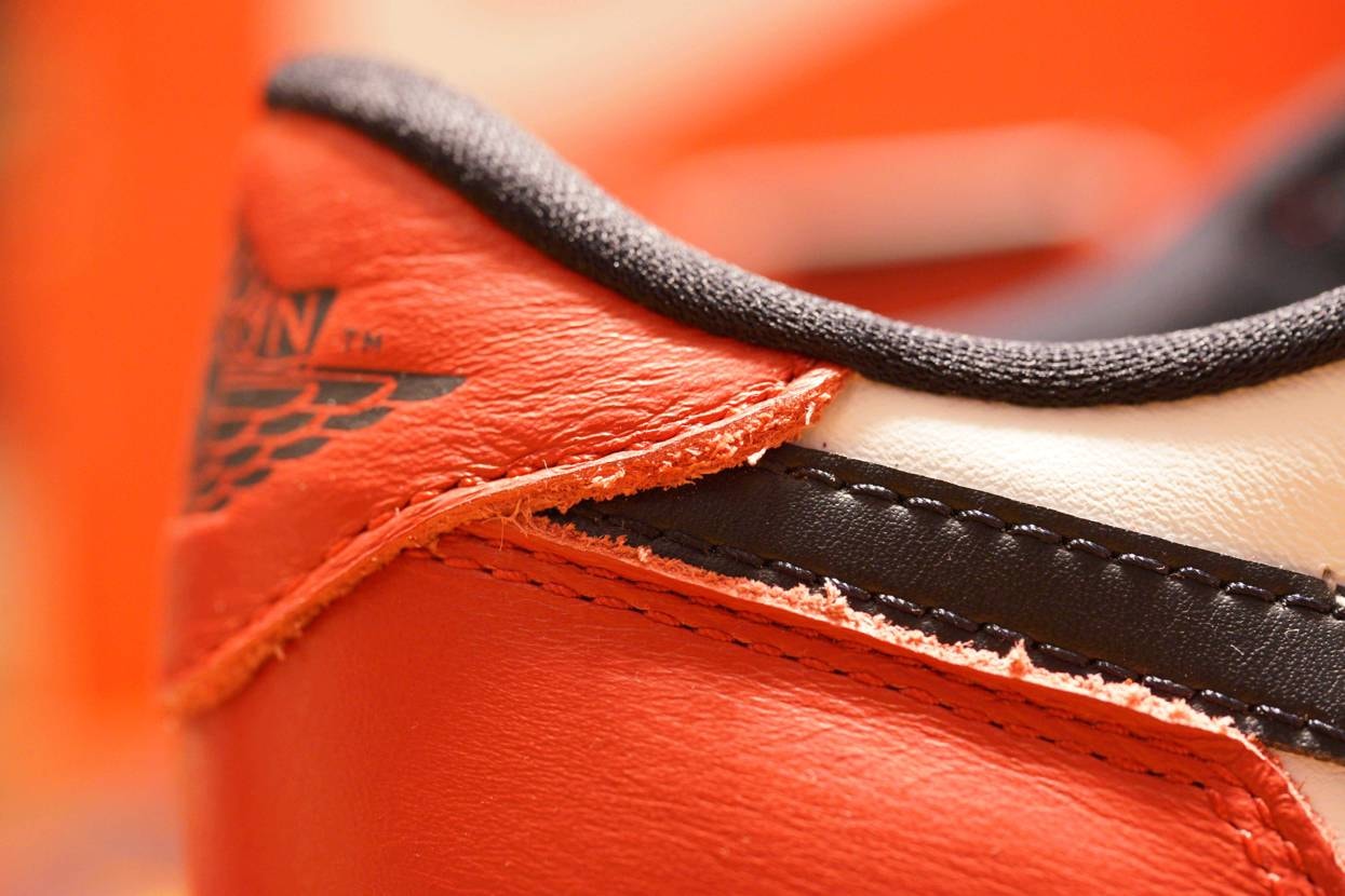 AJ1のローはウイングロゴが型押しされているパーツの大きさが