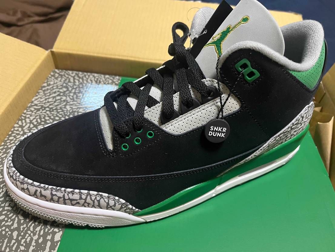 スニダンで購入して届きました。裏のジョーダンという字を横から見ると画像2枚目のよ