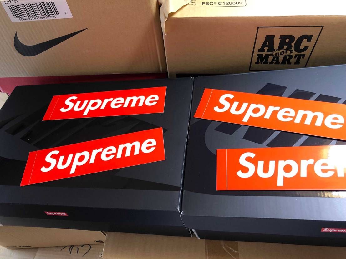 シュプリーム届いたんですか😊ステッカーが1枚足りないような気がするけど😁　　まぁ