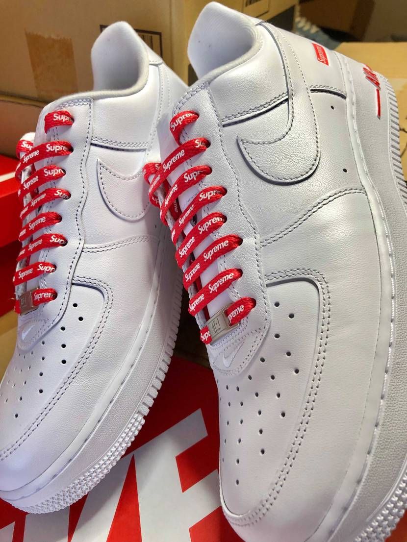 シュプリーム届いたんですか😊ステッカーが1枚足りないような気