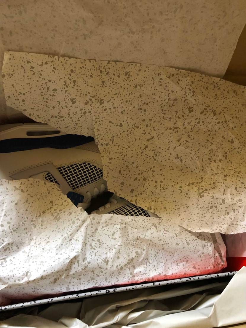 ひどい梱包ですねっ！ジョーダン4 WHITE/MILITAR