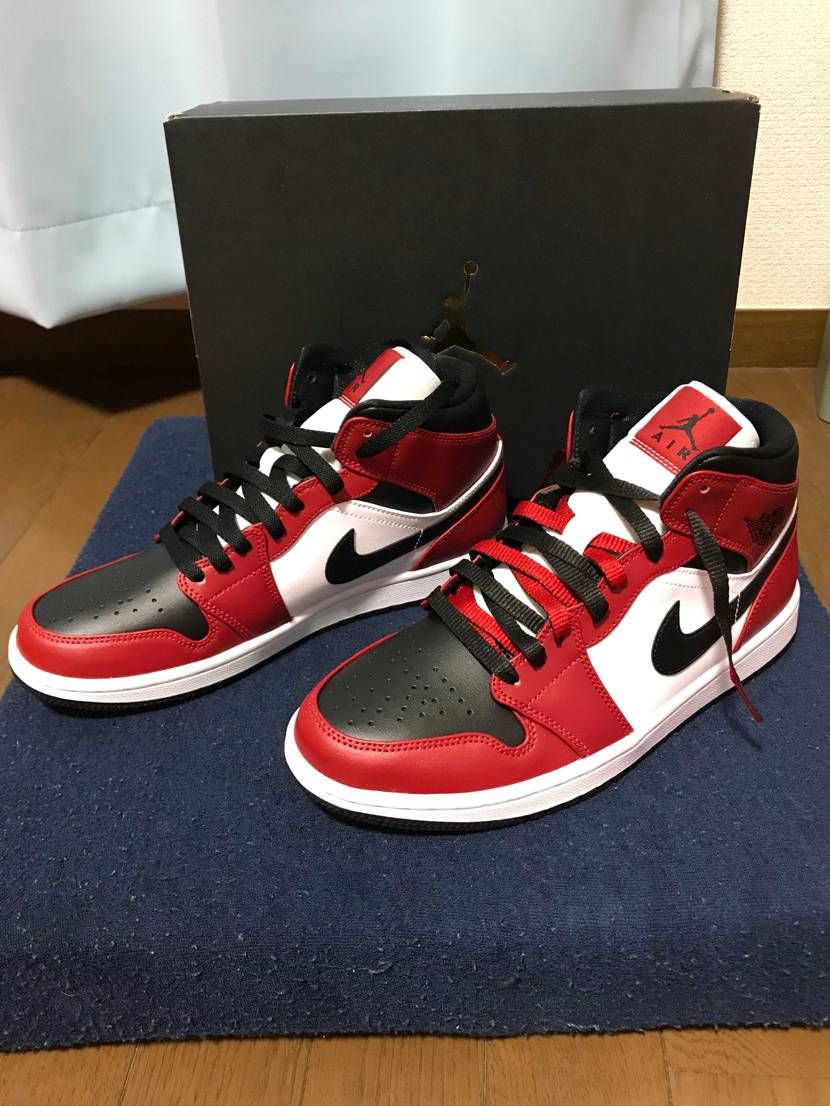 初投稿です。
stockx購入です。
片方紐交換して見ました。