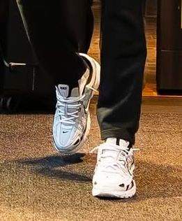 こちらのnikeのスニーカーの種類がわかる方がいらっしゃいましたら教えていただけ