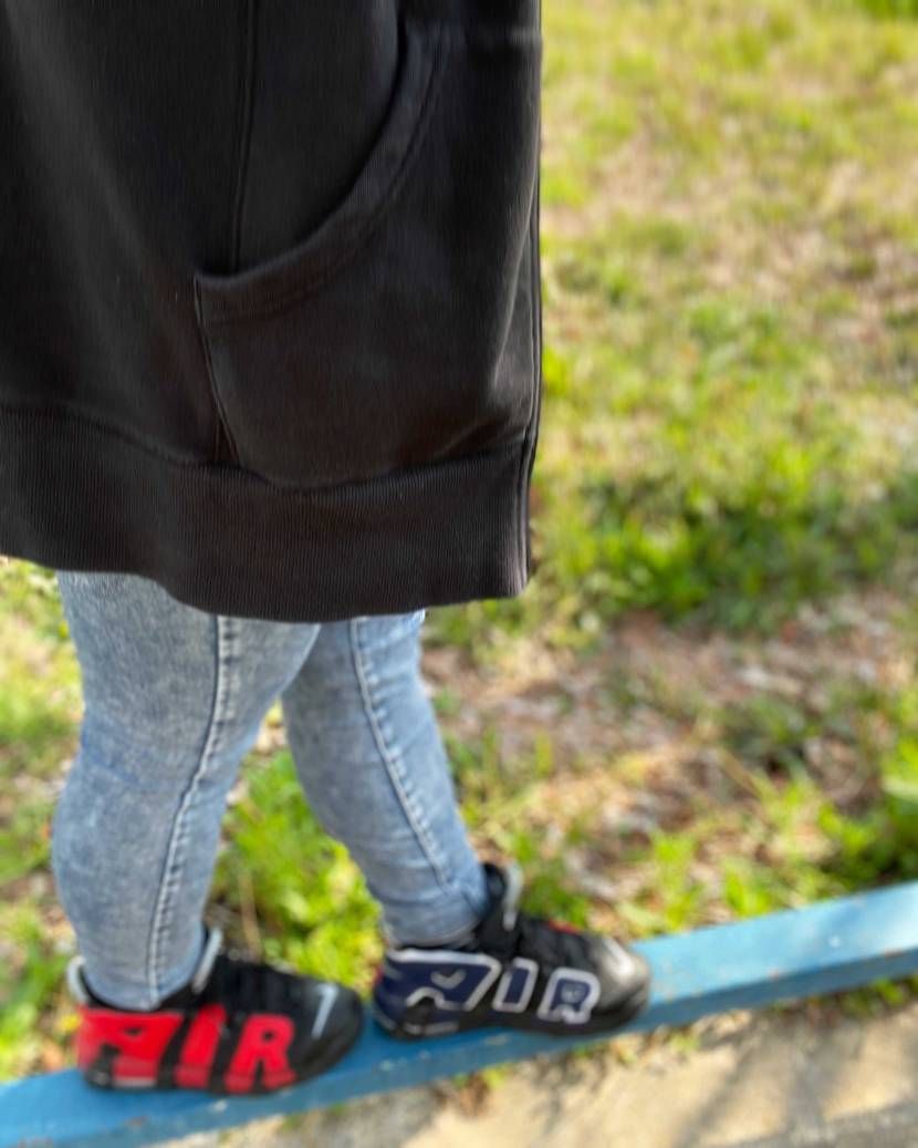 目の前にいた小学生の真似して、携帯片手に頑張ってみたらパーカーにピント持って行か