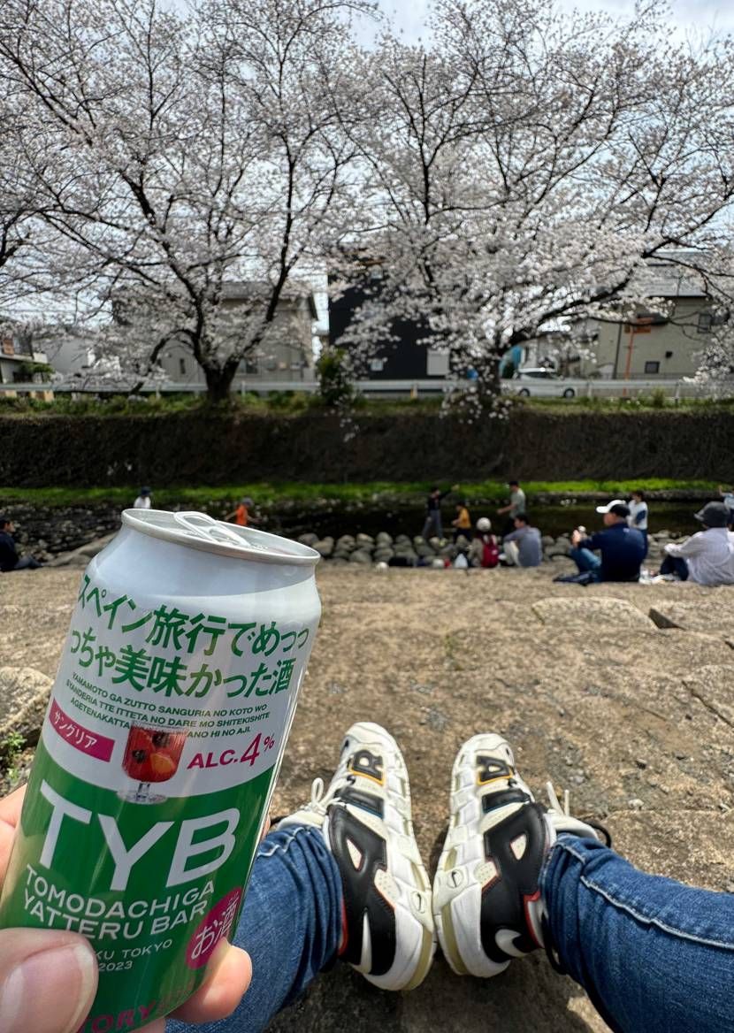 花見日和ですね🌸
周りからもプシュっ♪とイイ音が響いておりました😁🍺

昨