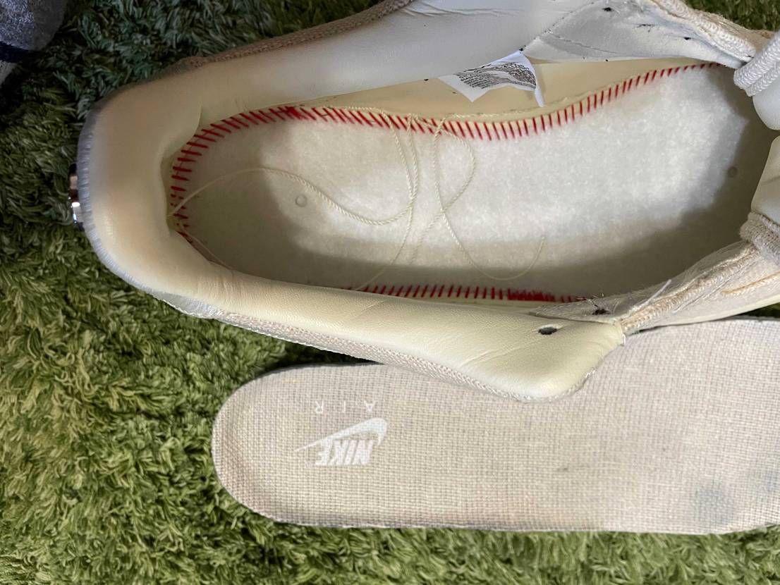 stussy フォースを中古で購入しました。
インソール下の縫製が赤色でしたが