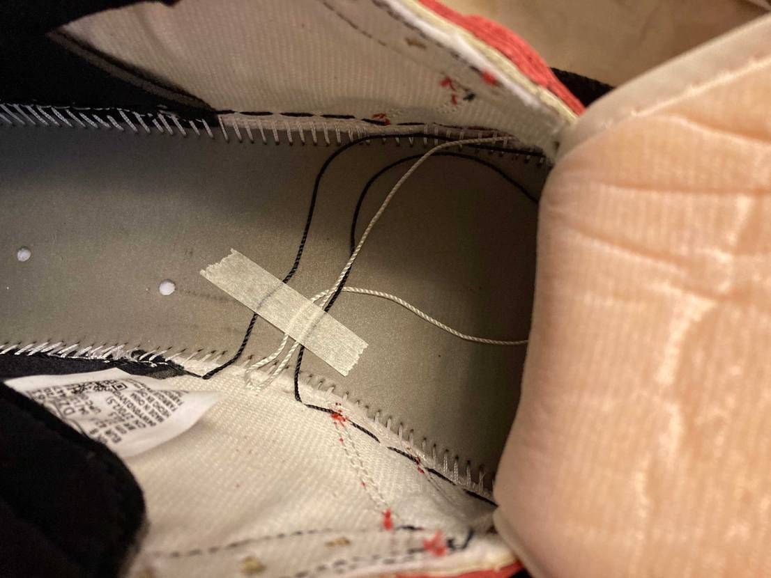 この作りって普通？NIKEだから充分有り得るんだけど、流石に物がモノだけに不安に